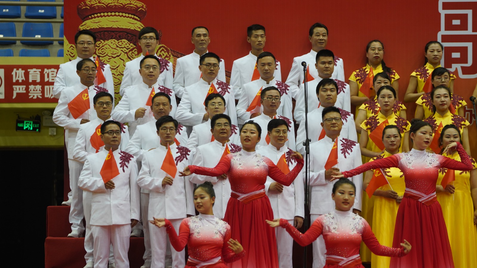 永远跟党走建党百年歌咏大会激情开唱