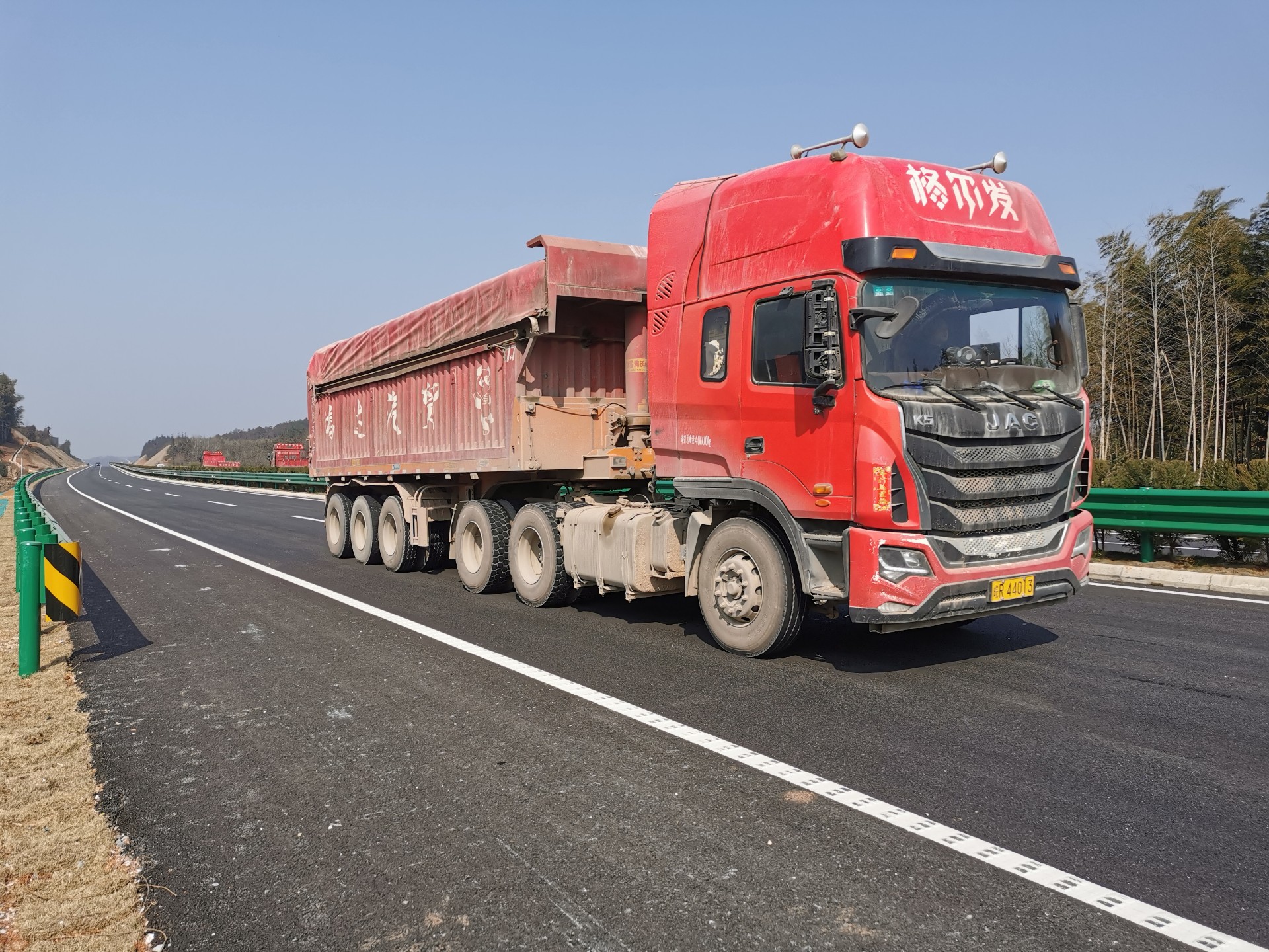 青藏公路大货车图片